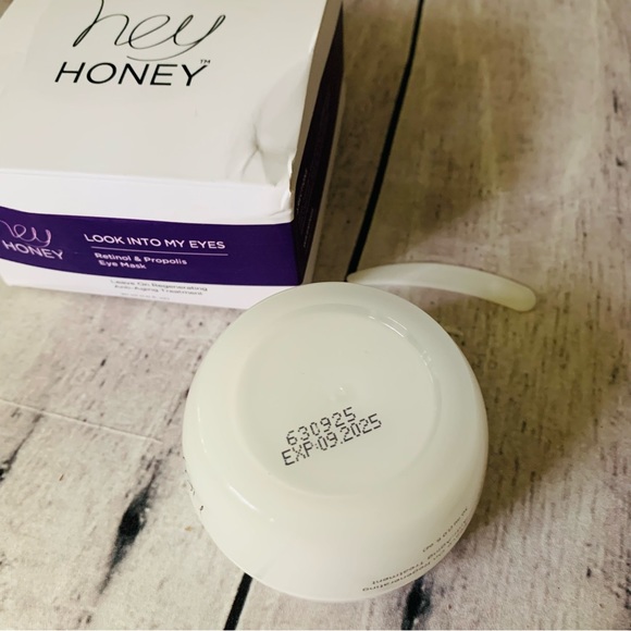 Hey Honey Look Into My Eyes Retinol and Propolis Eye Mask 1 oz / 30mL Full Size. - Picture 2 of 2